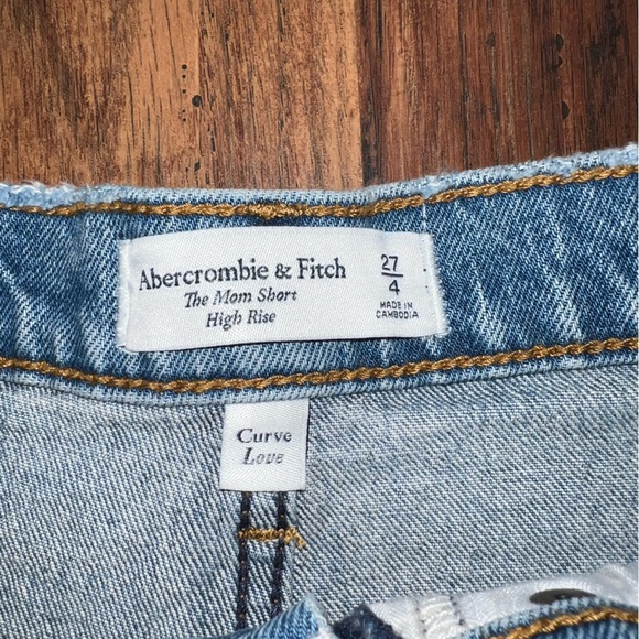 SOLD NWT! Abercrombie - Curve Love High Rise Mom Short - Medium Destroy, 27 or 4 - Picture 3 of 4